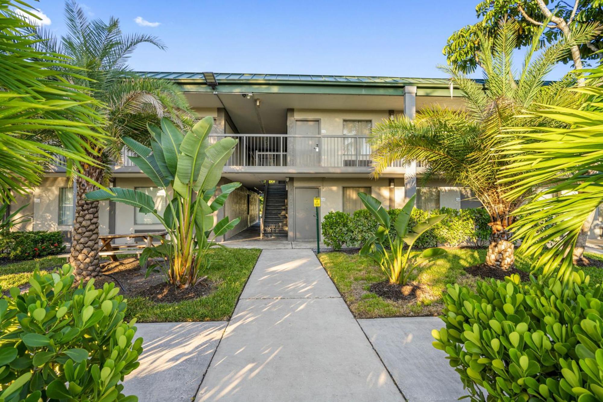 Апарт отель Bay Breeze South Bradenton Экстерьер фото