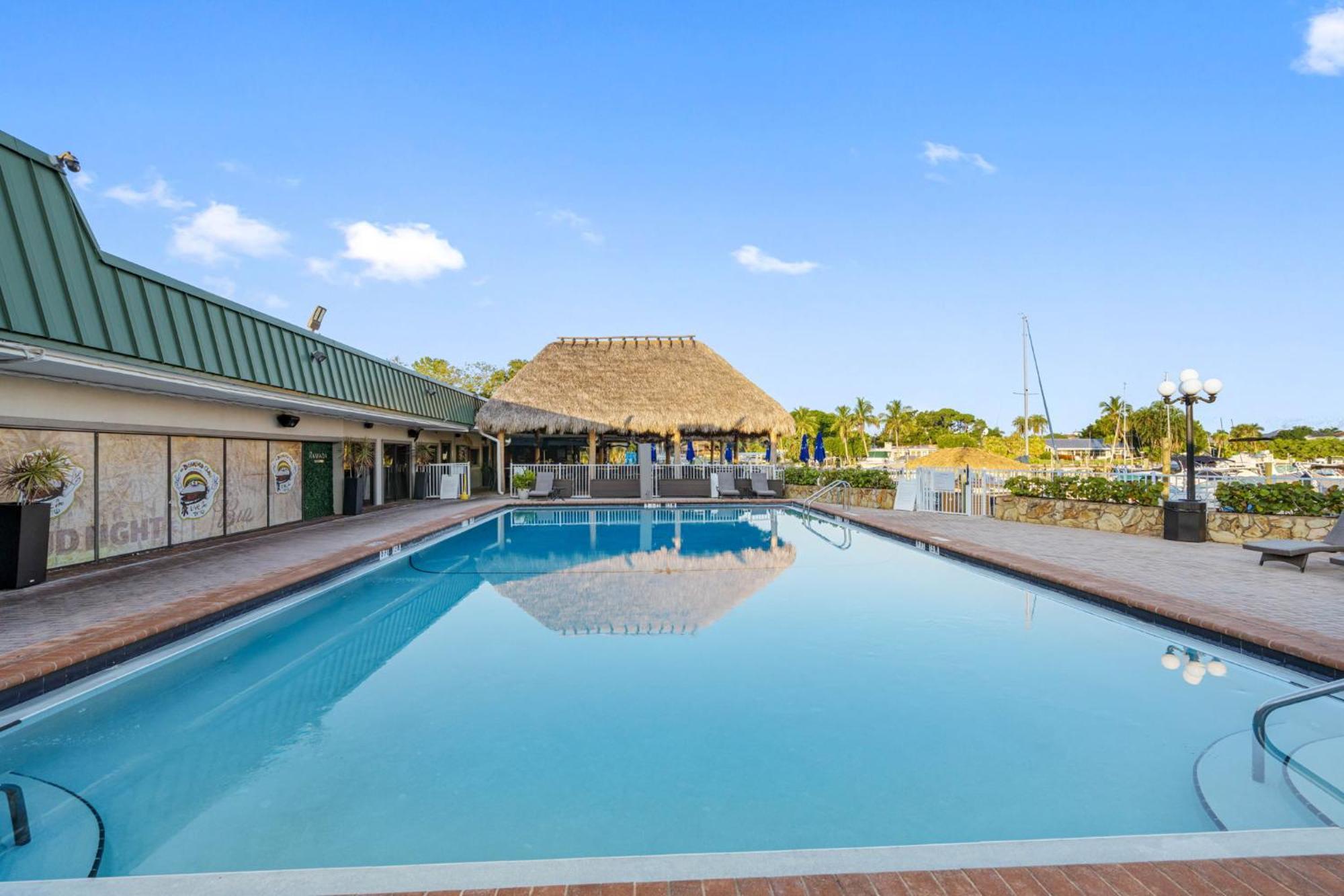 Апарт отель Bay Breeze South Bradenton Экстерьер фото