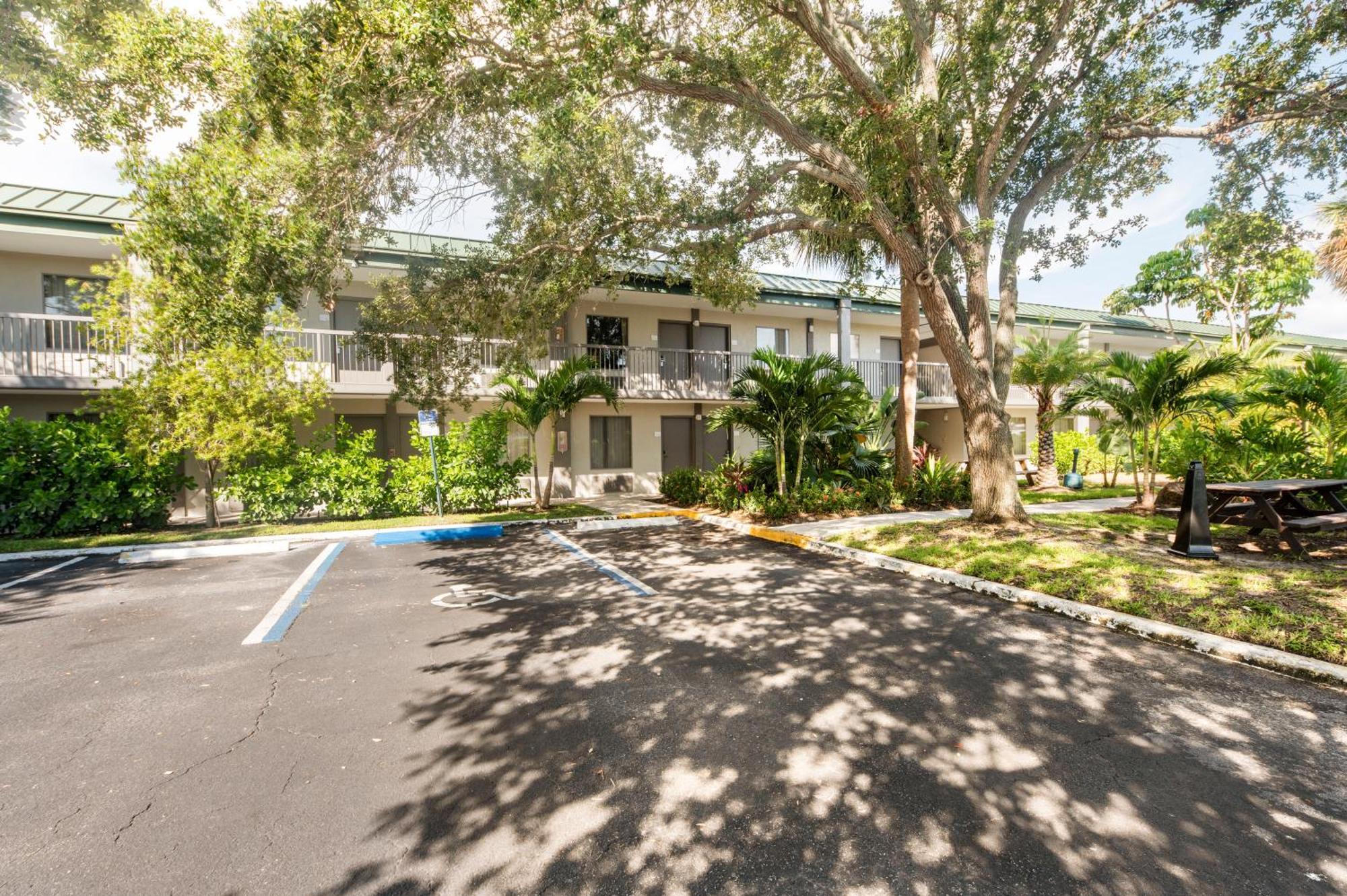 Апарт отель Bay Breeze South Bradenton Экстерьер фото